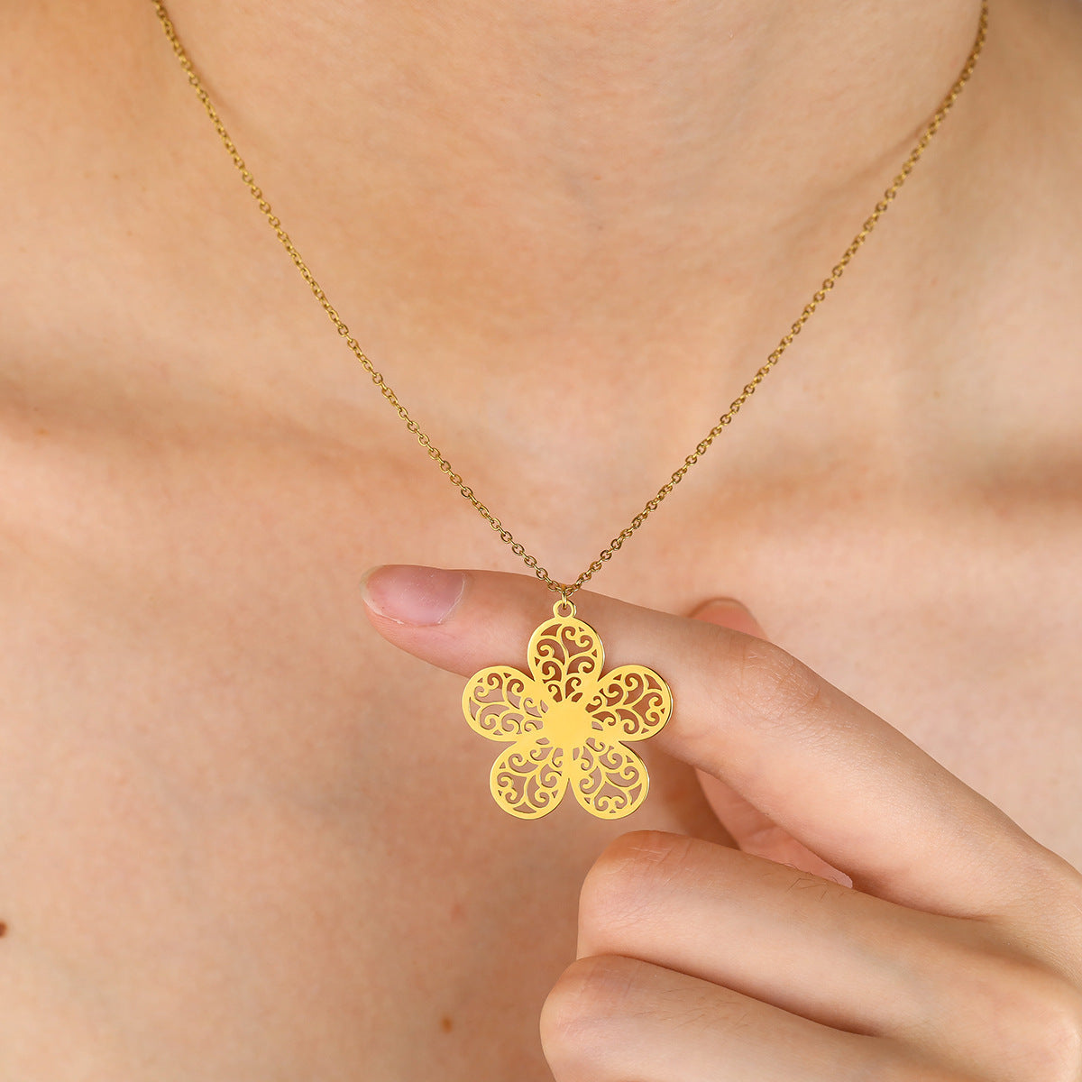 Fashion Stainless Steel Hollow Floral Pattern Clavicle Necklace Elegant Commuter Accessory