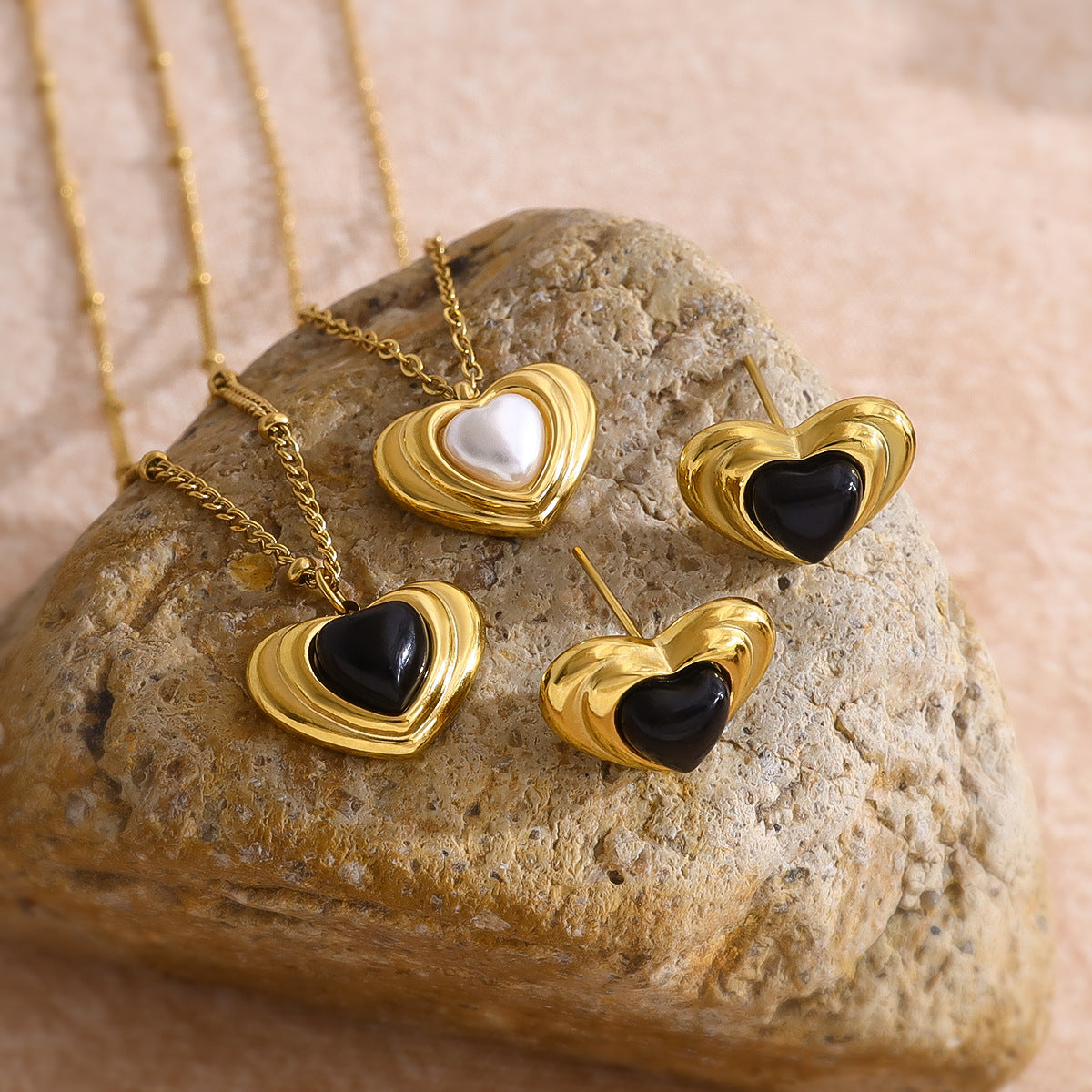 18K Gold Plated Titanium Steel Vintage Heart Shaped Pearl Black Stone Pendant Necklace