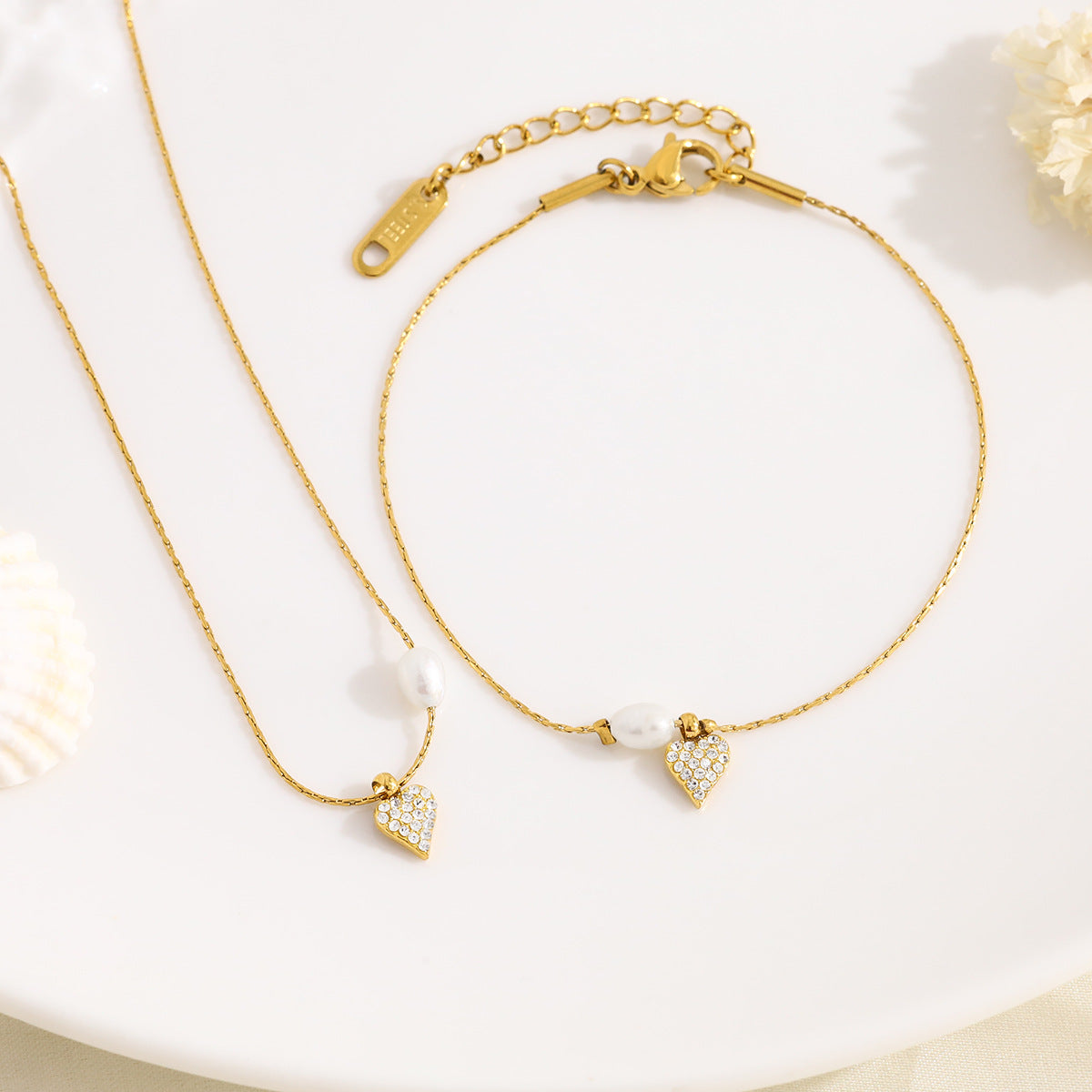 Elegant Pearl & Diamond Heart Pendant Titanium Steel Necklace & Bracelet Set – 18K Gold Plated, Adjustable Length, Perfect for Gifts