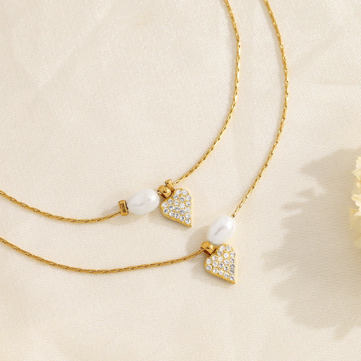 Elegant Pearl & Diamond Heart Pendant Titanium Steel Necklace & Bracelet Set – 18K Gold Plated, Adjustable Length, Perfect for Gifts