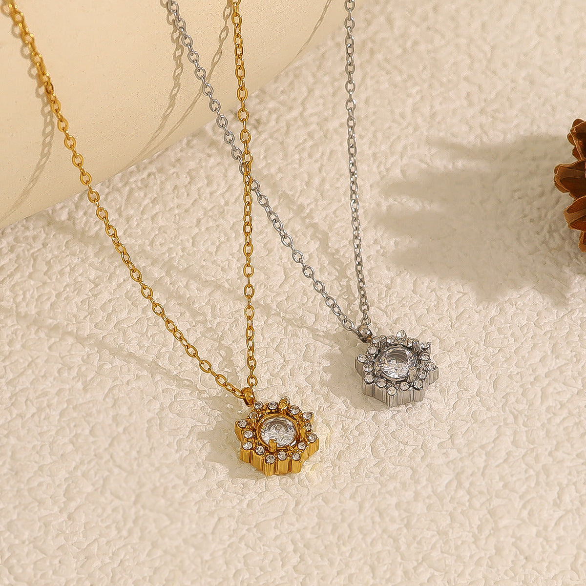 18K Gold Plated Titanium Steel Flower Crystal Pendant Necklace - Simple Fashion Jewelry
