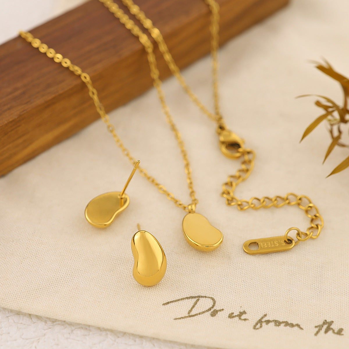 18K Gold Plated Stainless Steel Teardrop Bead Pendant Necklace | Minimalist Luxury Jewelry
