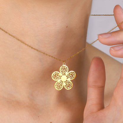 Fashion Stainless Steel Hollow Floral Pattern Clavicle Necklace Elegant Commuter Accessory