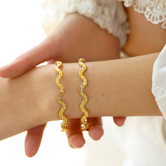 18K Gold Plated Stainless Steel Wave Design Open Bangle Bracelet – Minimalist Adjustable Jewelry for Women