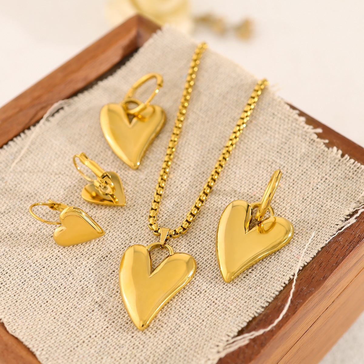 18K Gold Plated Stainless Steel Polished Heart Pendant Necklace – Minimalist High-End Jewelry for Women