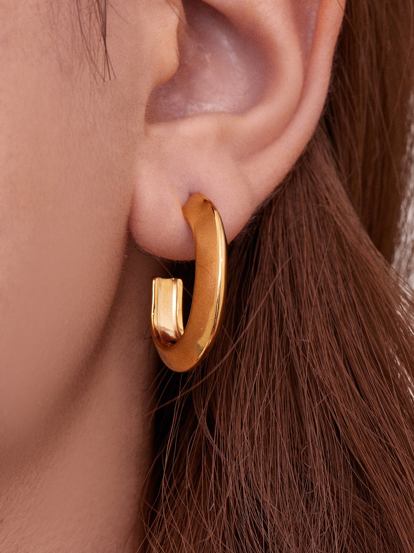 Stainless Steel Oval Hoop Earrings – Minimalist Polished Metal Huggie Earrings for Women, Fashion Statement Jewelry